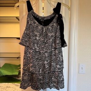 Black and White Patterned Ruffled Top (Petite)